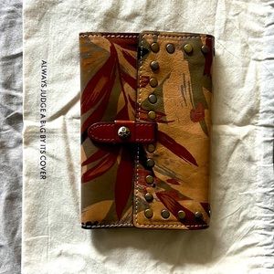 Patricia Nash wallet multi color leather wallet🤍